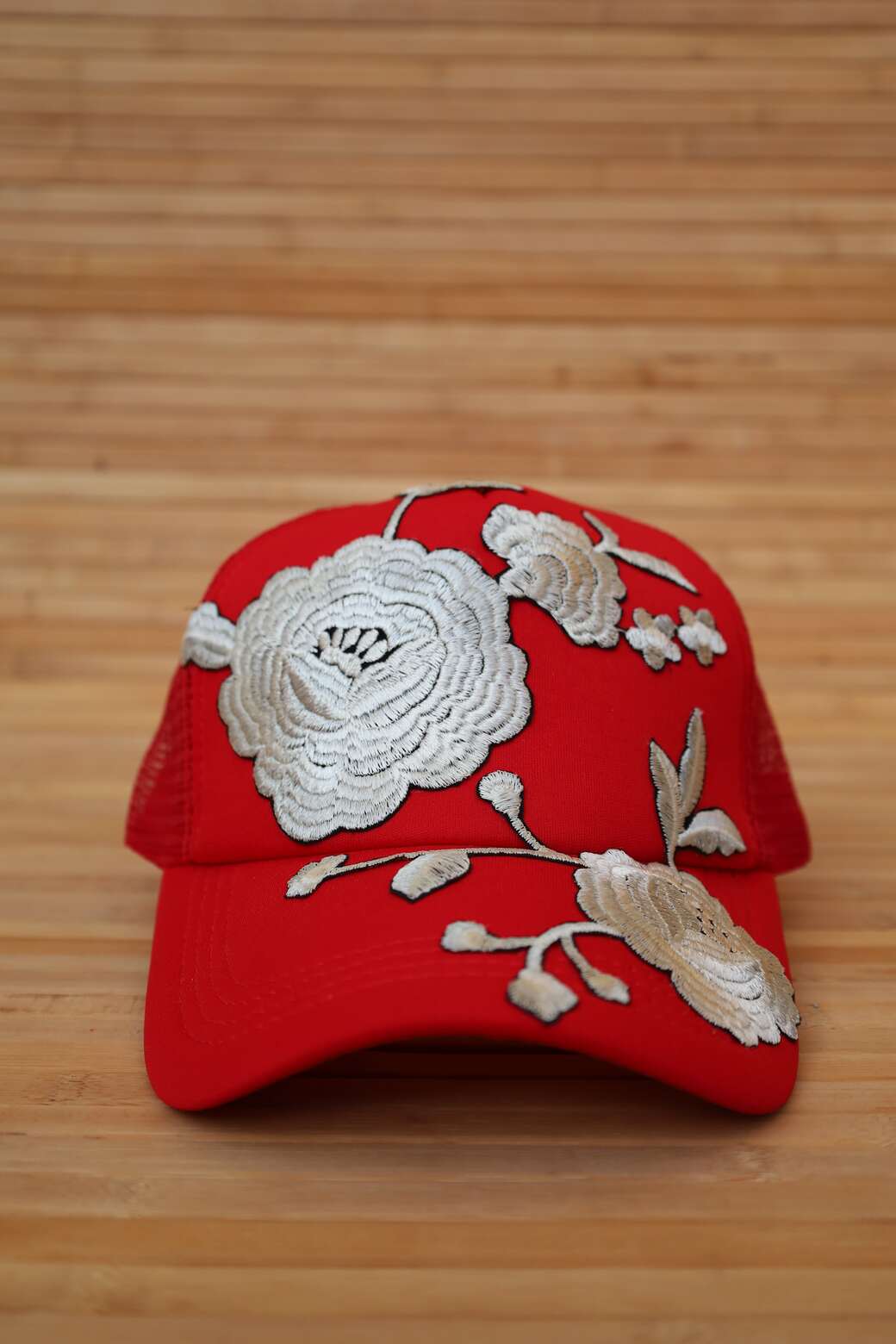 Gorra Roja con Bordado Floral Beige